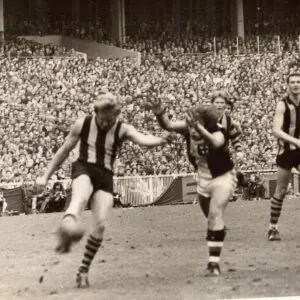 Crimmins gets his hurried kick away despite the close attention of Wayne Judson, while Leon Rice (partly obscured) and Ken Beck watch on (daneddybooks.com)